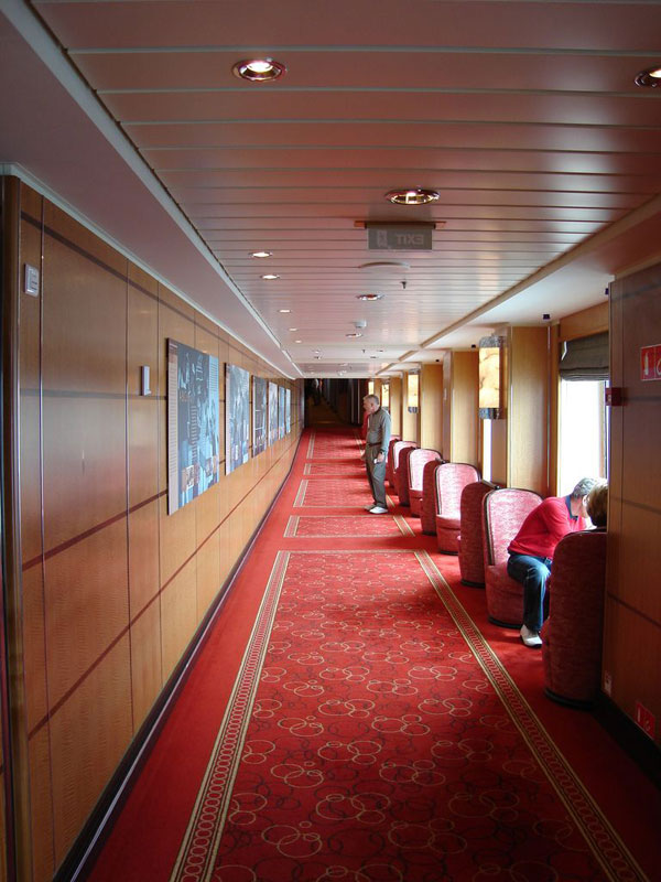 queen-mary-2-30.jpg